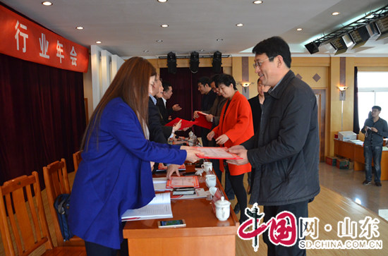 點(diǎn)擊圖片翻到下一頁>> 山東省會展行業(yè)年會舉行 發(fā)布《2015山東省會展業(yè)發(fā)展報告》