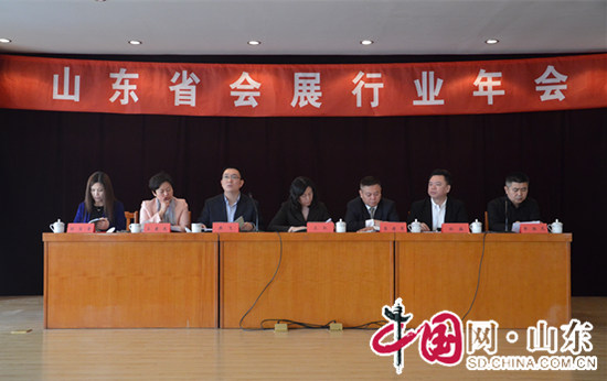 點(diǎn)擊圖片翻到下一頁>> 山東省會展行業(yè)年會舉行 發(fā)布《2015山東省會展業(yè)發(fā)展報告》