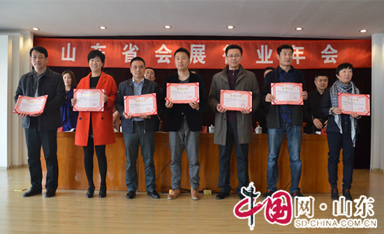 點(diǎn)擊圖片翻到下一頁>> 山東省會展行業(yè)年會舉行 發(fā)布《2015山東省會展業(yè)發(fā)展報告》